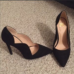 Black scalloped heels 👠 4in